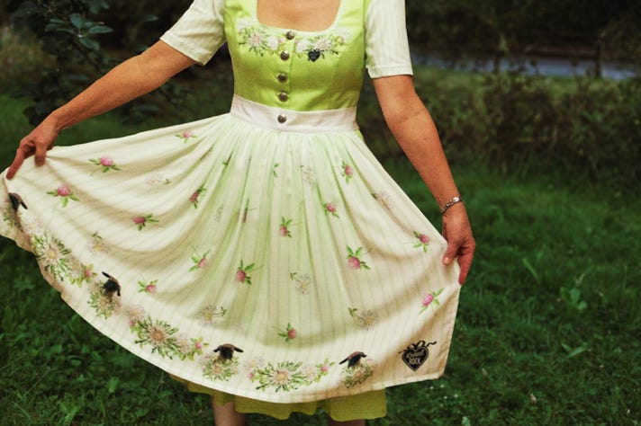 Ausschnitt Kraut-Rock-Dirndl „Rhön“ mit Schürze