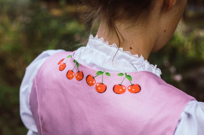 Ausschnitt „Süße Früchtchen“, Rückenansicht mit Kirschen